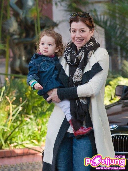 Alyson Hannigan And Daughter Satyana (คอหนัง American Pie 1-2-3 ต้องจำเธอได้...สุดยอดเลย)