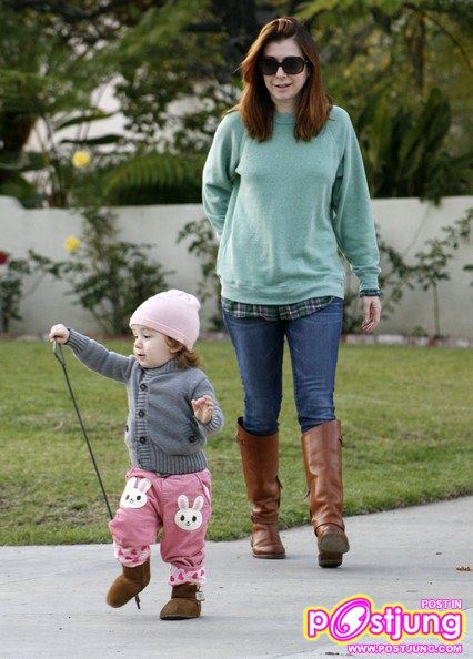 Alyson Hannigan And Daughter Satyana (คอหนัง American Pie 1-2-3 ต้องจำเธอได้...สุดยอดเลย)