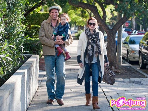 Alyson Hannigan And Daughter Satyana (คอหนัง American Pie 1-2-3 ต้องจำเธอได้...สุดยอดเลย)