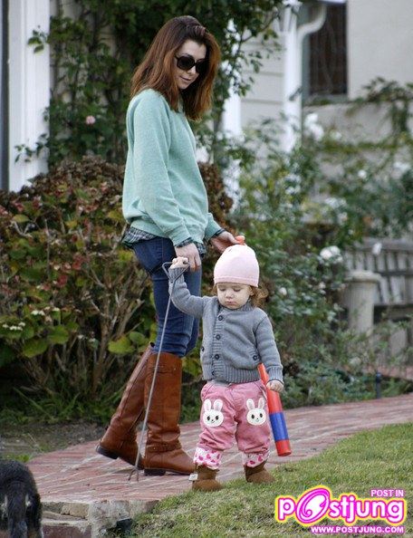 Alyson Hannigan And Daughter Satyana (คอหนัง American Pie 1-2-3 ต้องจำเธอได้...สุดยอดเลย)