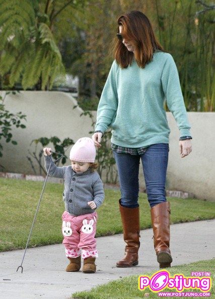 Alyson Hannigan And Daughter Satyana (คอหนัง American Pie 1-2-3 ต้องจำเธอได้...สุดยอดเลย)
