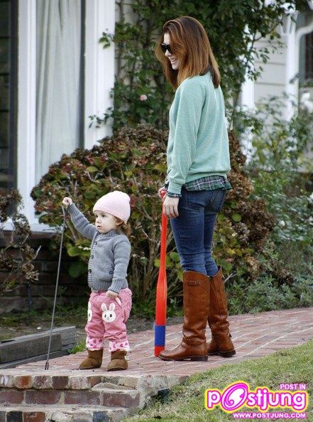 Alyson Hannigan And Daughter Satyana (คอหนัง American Pie 1-2-3 ต้องจำเธอได้...สุดยอดเลย)