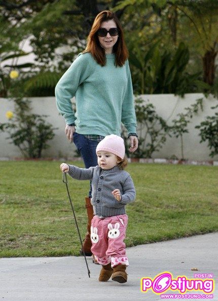 Alyson Hannigan And Daughter Satyana (คอหนัง American Pie 1-2-3 ต้องจำเธอได้...สุดยอดเลย)
