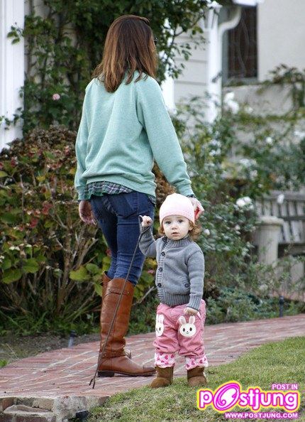Alyson Hannigan And Daughter Satyana (คอหนัง American Pie 1-2-3 ต้องจำเธอได้...สุดยอดเลย)