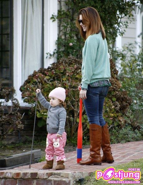 Alyson Hannigan And Daughter Satyana (คอหนัง American Pie 1-2-3 ต้องจำเธอได้...สุดยอดเลย)