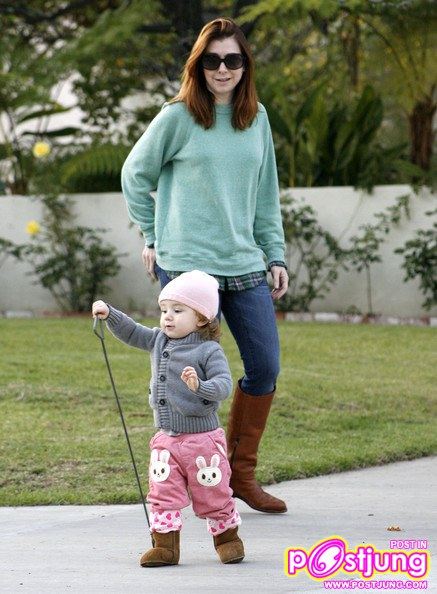 Alyson Hannigan And Daughter Satyana (คอหนัง American Pie 1-2-3 ต้องจำเธอได้...สุดยอดเลย)