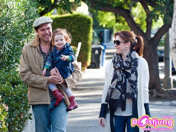 Alyson Hannigan And Daughter Satyana (คอหนัง American Pie 1-2-3 ต้องจำเธอได้...สุดยอดเลย)