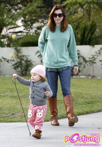 Alyson Hannigan And Daughter Satyana (คอหนัง American Pie 1-2-3 ต้องจำเธอได้...สุดยอดเลย)