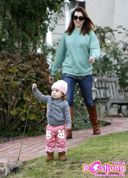 Alyson Hannigan And Daughter Satyana (คอหนัง American Pie 1-2-3 ต้องจำเธอได้...สุดยอดเลย)