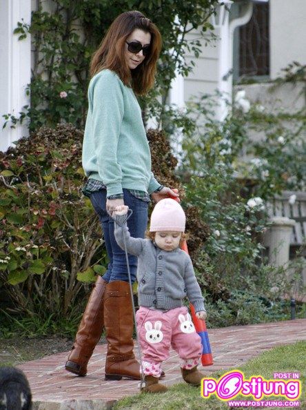 Alyson Hannigan And Daughter Satyana (คอหนัง American Pie 1-2-3 ต้องจำเธอได้...สุดยอดเลย)