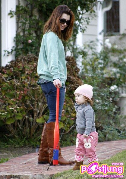 Alyson Hannigan And Daughter Satyana (คอหนัง American Pie 1-2-3 ต้องจำเธอได้...สุดยอดเลย)
