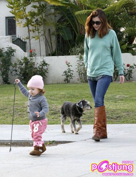 Alyson Hannigan And Daughter Satyana (คอหนัง American Pie 1-2-3 ต้องจำเธอได้...สุดยอดเลย)