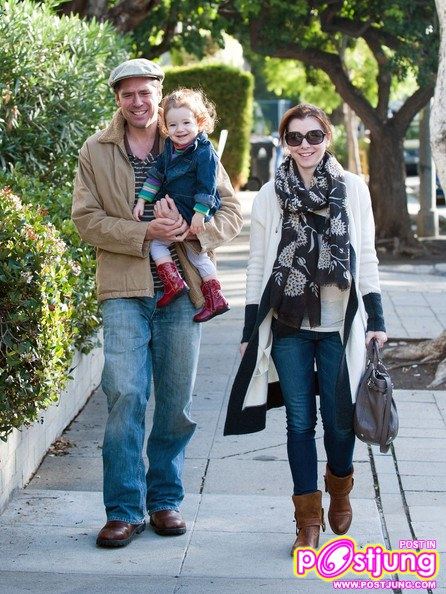Alyson Hannigan And Daughter Satyana (คอหนัง American Pie 1-2-3 ต้องจำเธอได้...สุดยอดเลย)
