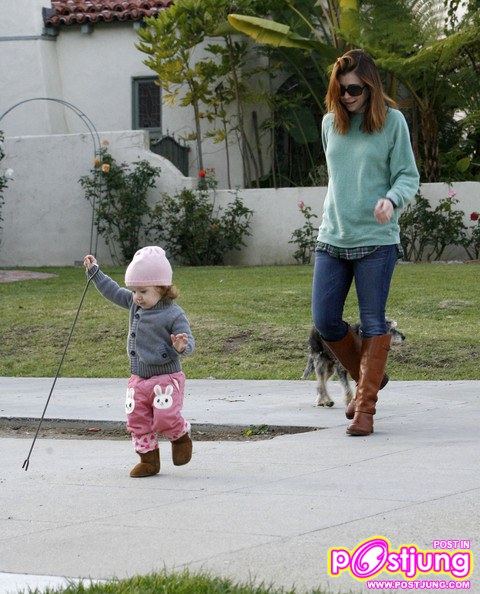 Alyson Hannigan And Daughter Satyana (คอหนัง American Pie 1-2-3 ต้องจำเธอได้...สุดยอดเลย)