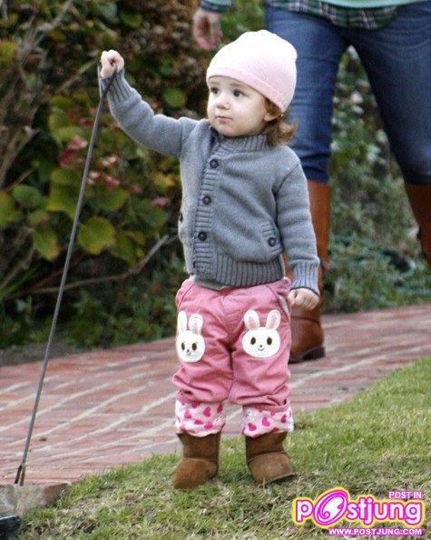 Alyson Hannigan And Daughter Satyana (คอหนัง American Pie 1-2-3 ต้องจำเธอได้...สุดยอดเลย)