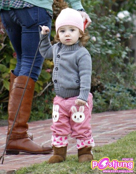 Alyson Hannigan And Daughter Satyana (คอหนัง American Pie 1-2-3 ต้องจำเธอได้...สุดยอดเลย)