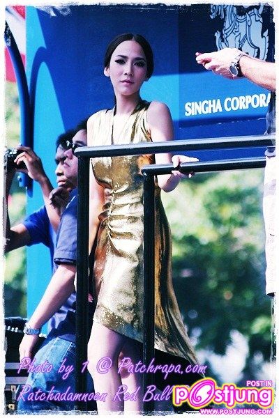 อั้ม VS พลอย @ ราชดำเนิน