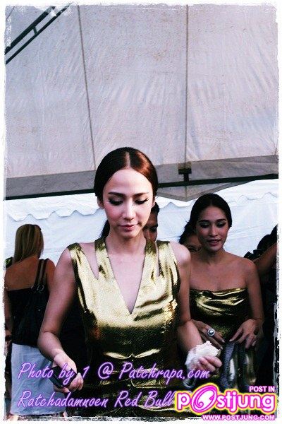 อั้ม VS พลอย @ ราชดำเนิน