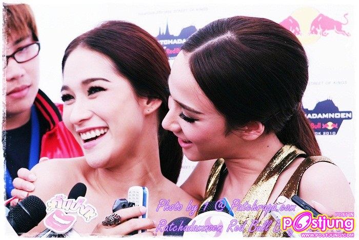 อั้ม VS พลอย @ ราชดำเนิน