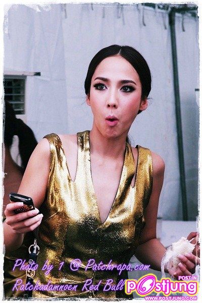 อั้ม VS พลอย @ ราชดำเนิน