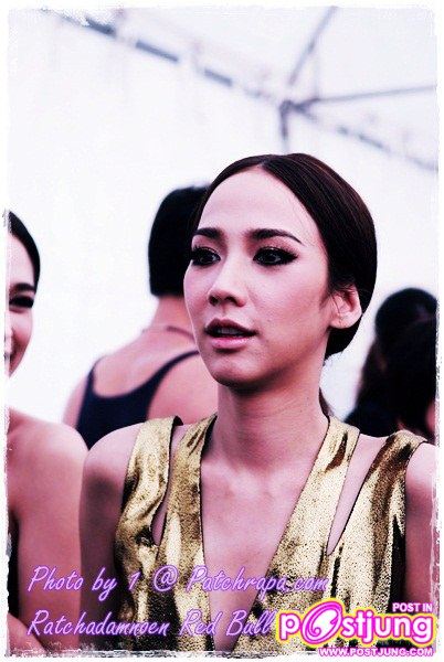 อั้ม VS พลอย @ ราชดำเนิน