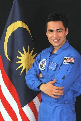 หนุ่มหล่อมาเลย์