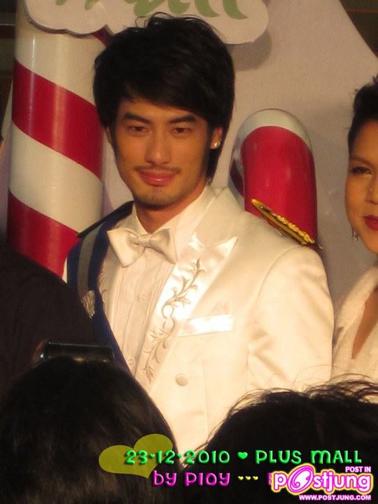 ขวัญ นิว บอย ในงาน santa village @Plus mall