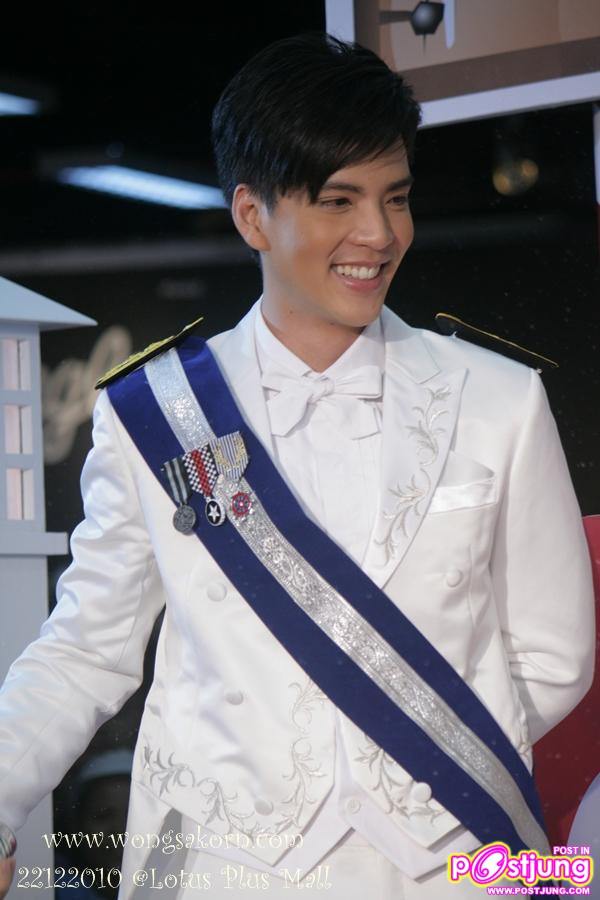 ขวัญ นิว บอย ในงาน santa village @Plus mall