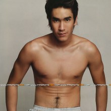 ณเดช โชว์แผงอกจากหนังสือ VOLUME