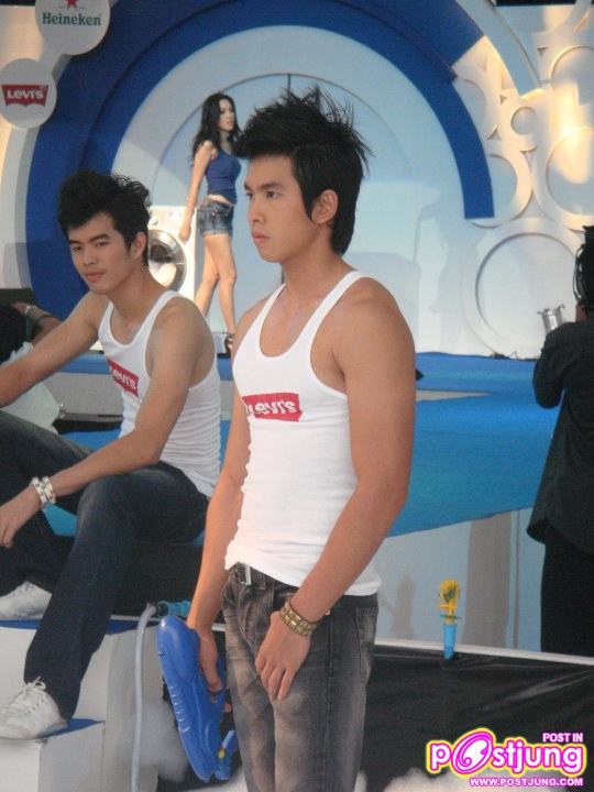 แก็งค์หนุ่มหล่อ(ลีวาย) ในงานเปิดตัวเครื่องซํกผ้าซัมซุง