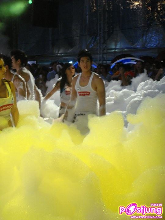 แก็งค์หนุ่มหล่อ(ลีวาย) ในงานเปิดตัวเครื่องซํกผ้าซัมซุง