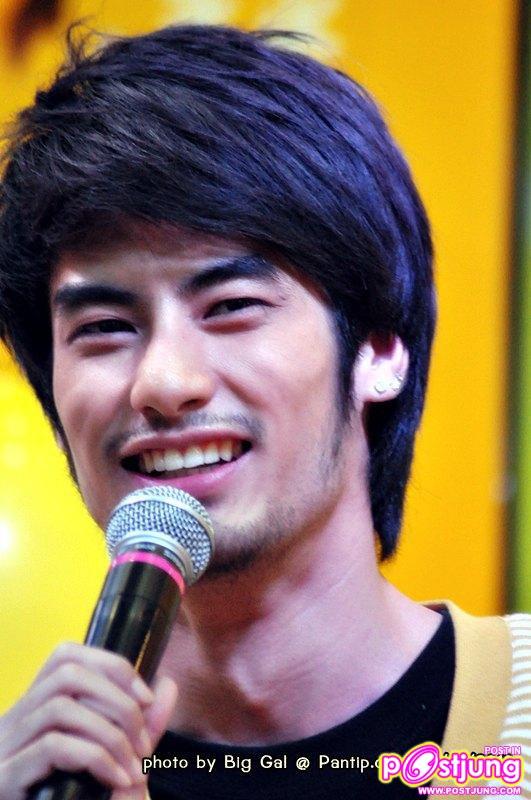 บอย ปกรณ์  งานThailand Smart Money 2010 (บูธ ธ.กรุงศรีฯ)