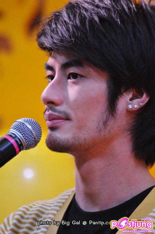 บอย ปกรณ์  งานThailand Smart Money 2010 (บูธ ธ.กรุงศรีฯ)