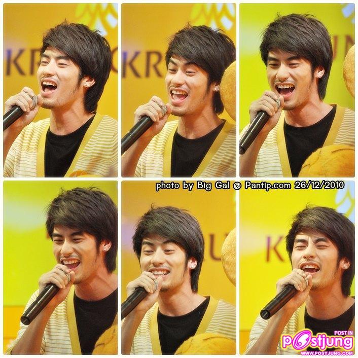 บอย ปกรณ์  งานThailand Smart Money 2010 (บูธ ธ.กรุงศรีฯ)