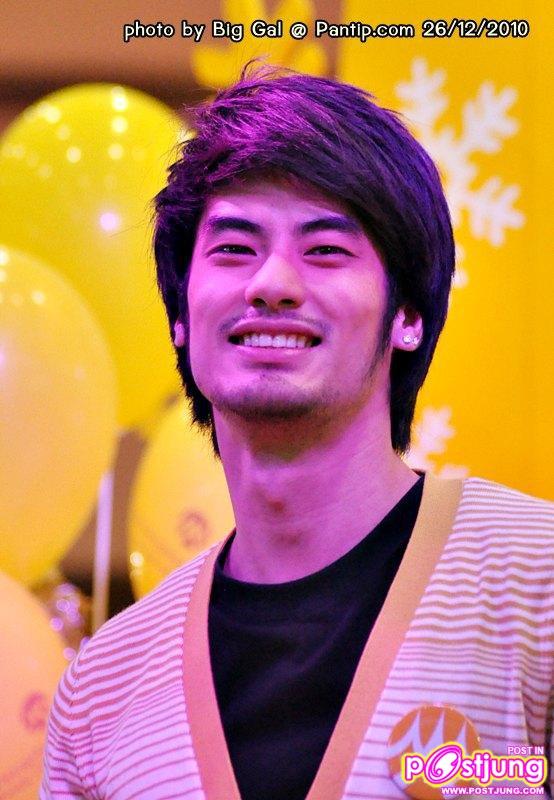 บอย ปกรณ์  งานThailand Smart Money 2010 (บูธ ธ.กรุงศรีฯ)