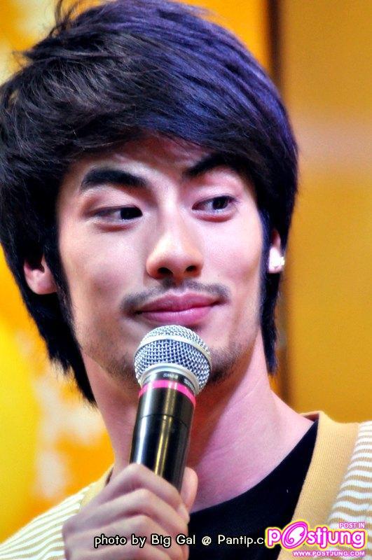 บอย ปกรณ์  งานThailand Smart Money 2010 (บูธ ธ.กรุงศรีฯ)