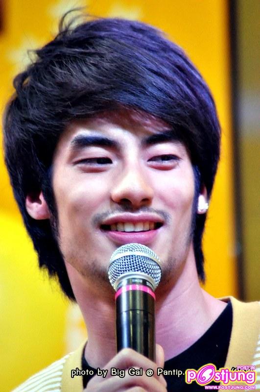 บอย ปกรณ์  งานThailand Smart Money 2010 (บูธ ธ.กรุงศรีฯ)