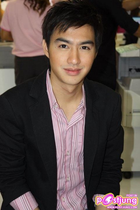 วิน ธาวิน งานThailand Smart Money 2010 (บูธ ธ.ออมสิน)