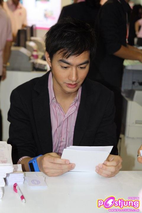 วิน ธาวิน งานThailand Smart Money 2010 (บูธ ธ.ออมสิน)
