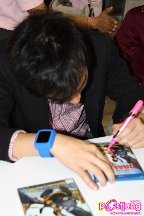 วิน ธาวิน งานThailand Smart Money 2010 (บูธ ธ.ออมสิน)