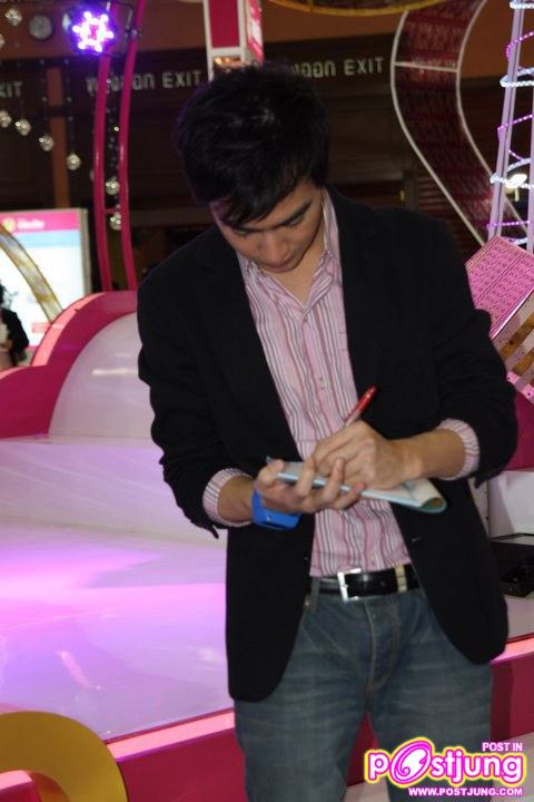 วิน ธาวิน งานThailand Smart Money 2010 (บูธ ธ.ออมสิน)