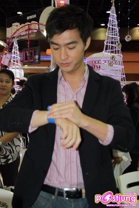 วิน ธาวิน งานThailand Smart Money 2010 (บูธ ธ.ออมสิน)