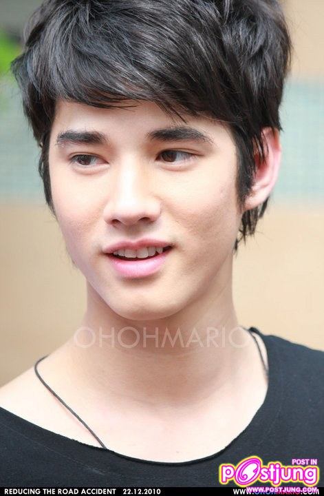 (มาริโอ้) รณรงค์ลดอุบัติเหตุ + โปรโมทหนังสาระแนเห็นผี @ แยกปทุมวัน