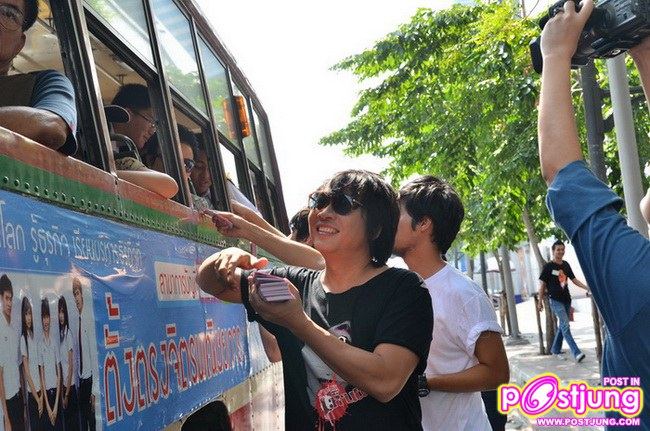 (มาริโอ้) รณรงค์ลดอุบัติเหตุ + โปรโมทหนังสาระแนเห็นผี @ แยกปทุมวัน