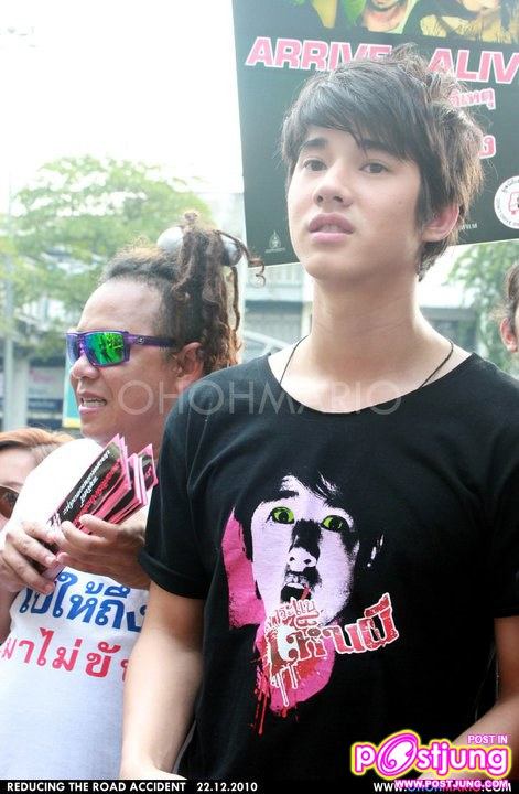 (มาริโอ้) รณรงค์ลดอุบัติเหตุ + โปรโมทหนังสาระแนเห็นผี @ แยกปทุมวัน