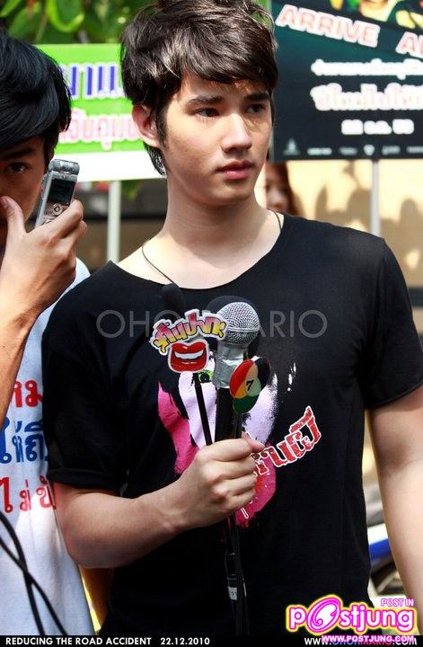 (มาริโอ้) รณรงค์ลดอุบัติเหตุ + โปรโมทหนังสาระแนเห็นผี @ แยกปทุมวัน