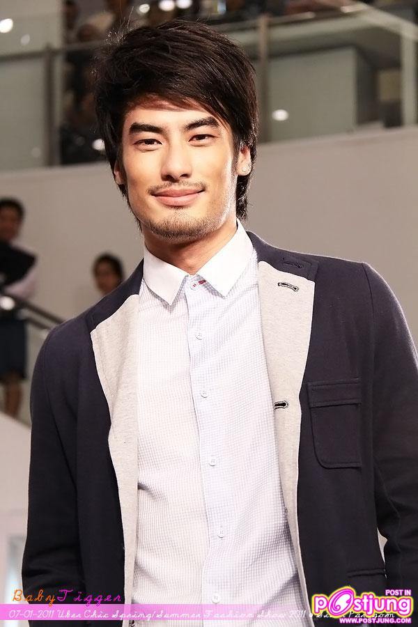 บอย ปกรณ์ เดินแบบงานUber chic spring summer fashion 2011