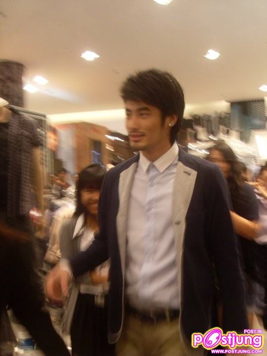 บอย ปกรณ์ เดินแบบงานUber chic spring summer fashion 2011