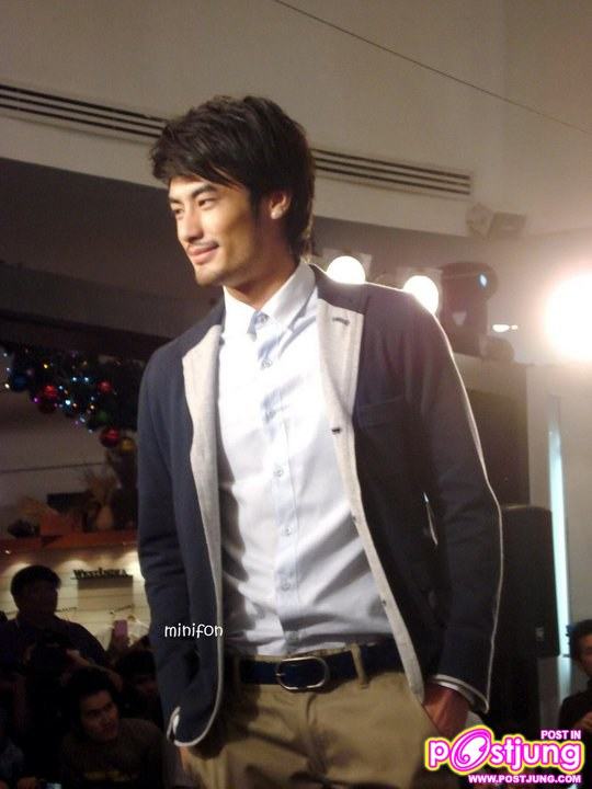 บอย ปกรณ์ เดินแบบงานUber chic spring summer fashion 2011