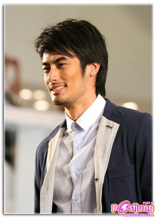 บอย ปกรณ์ เดินแบบงานUber chic spring summer fashion 2011